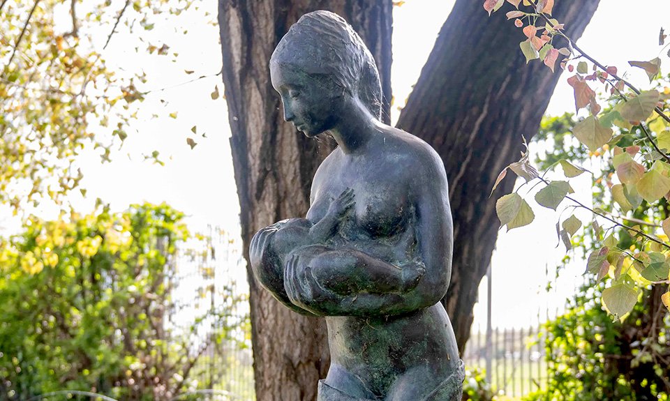 Экспертная комиссия проголосовала против установки на одной из площадей города скульптуры, которая изображает кормящую грудью женщину. Фото: Quotidiano Nazionale