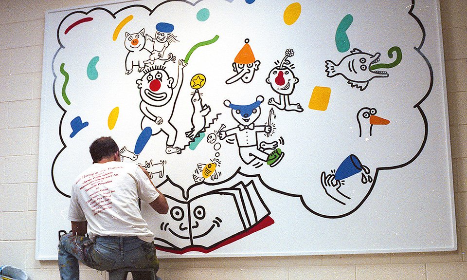 Кит Харинг за работой над муралом для Начальной школы Эрнеста Хорна в Айове. 1989.  Фото: Colleen Erns/Keith Haring Foundation