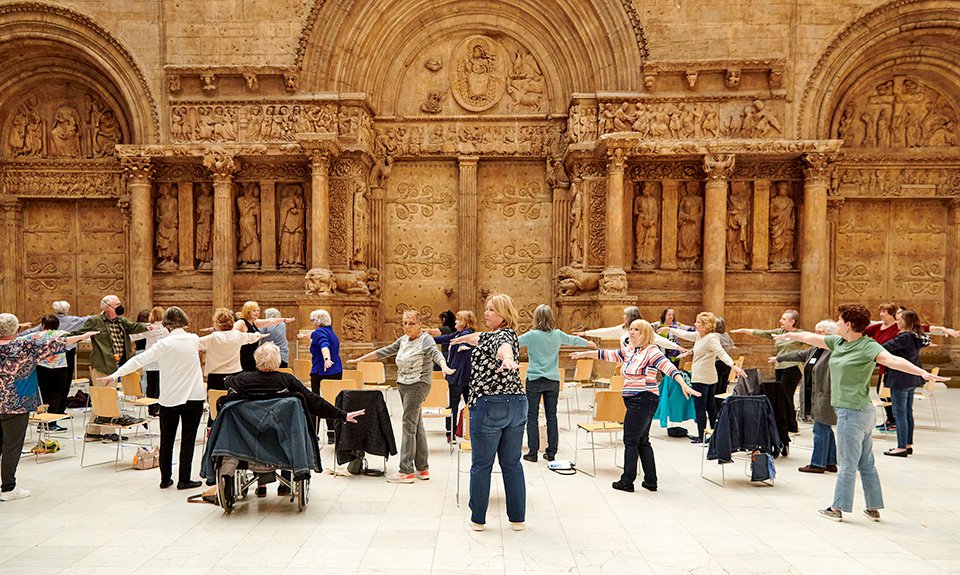 Художественный музей Карнеги предоставляет посетителям старше 55 лет доступ к программе, которая включает в себя художественные маршруты с остановками для медитации, занятия рисованием, йогой на стуле и историей искусств. Фото: Carnegie Museum of Art