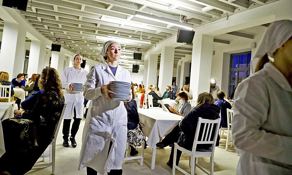 Сцена из театрального перформанса «Утопия на ужин», показанного на открытии. Фото: Государственная Третьяковская галерея