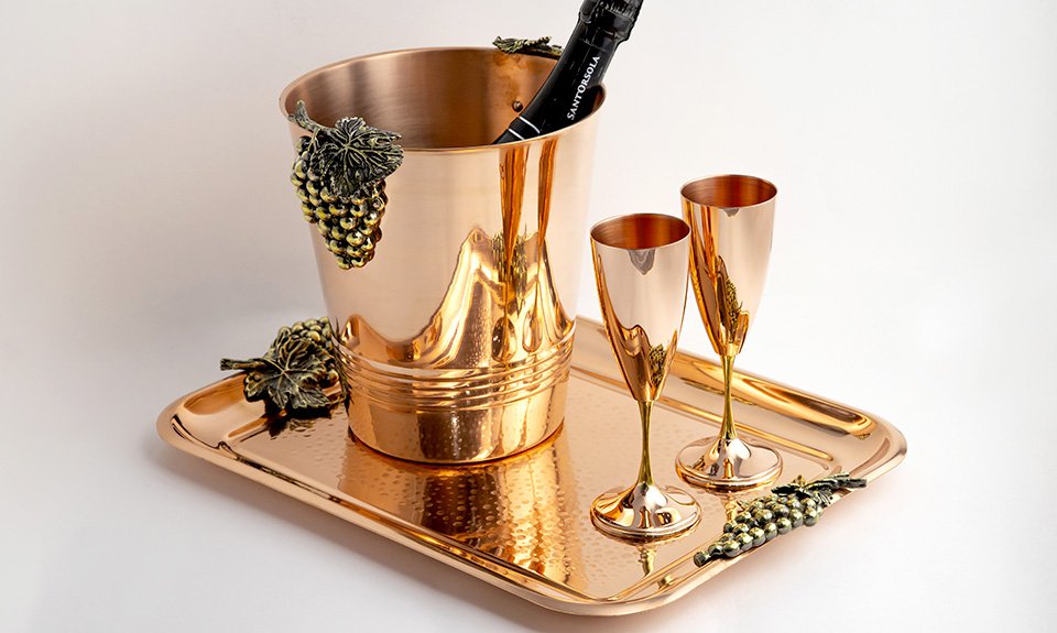 Набор для шампанского Виноград из меди и латуни.  Фото: АргентА