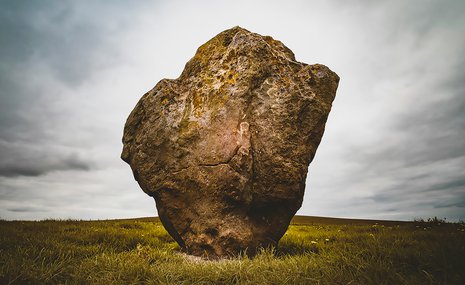 Каменные неолитические персты, указующие в небо