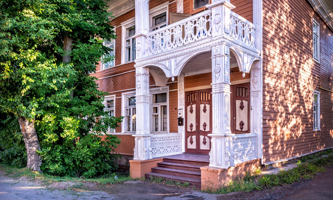 Деревянный жилой дом с ажурной резьбой в Вологде. 2021. Фото: Baturina Yuliya / Фотобанк Лори