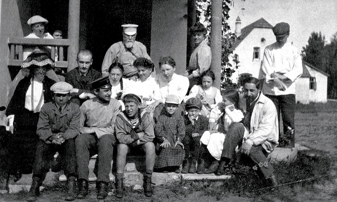 Семья Поленовых и гости на крыльце Большого дома. 1910-е. Фото: архив Натальи Поленовой