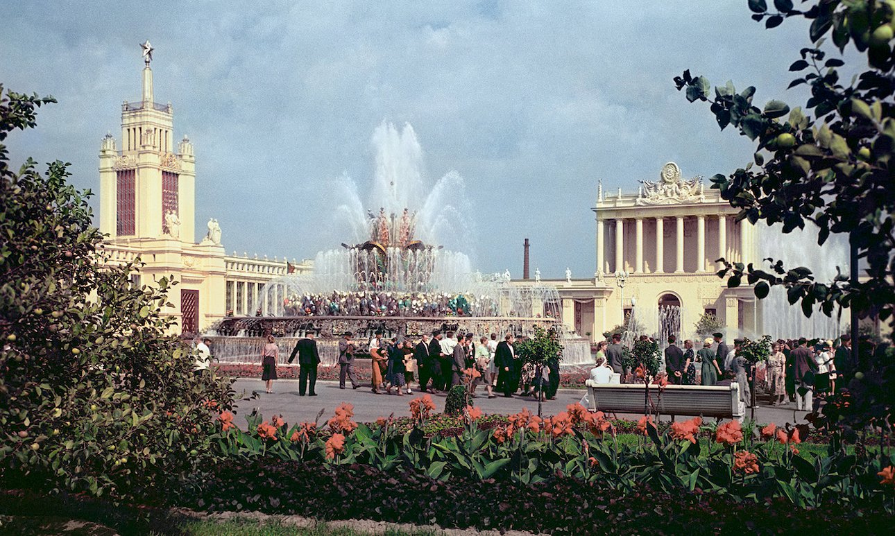 «Москва. ВДНХ, фонтан «Каменный цветок». 1950-е.  Фото: Наум Грановский/Галерея Люмьер