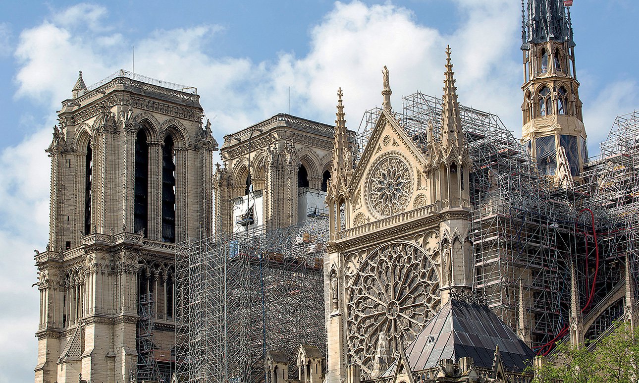 Южный фасад с восстановленным витражом-розой.  Фото: David Bordes/Rebatir Notre-Dame de Paris