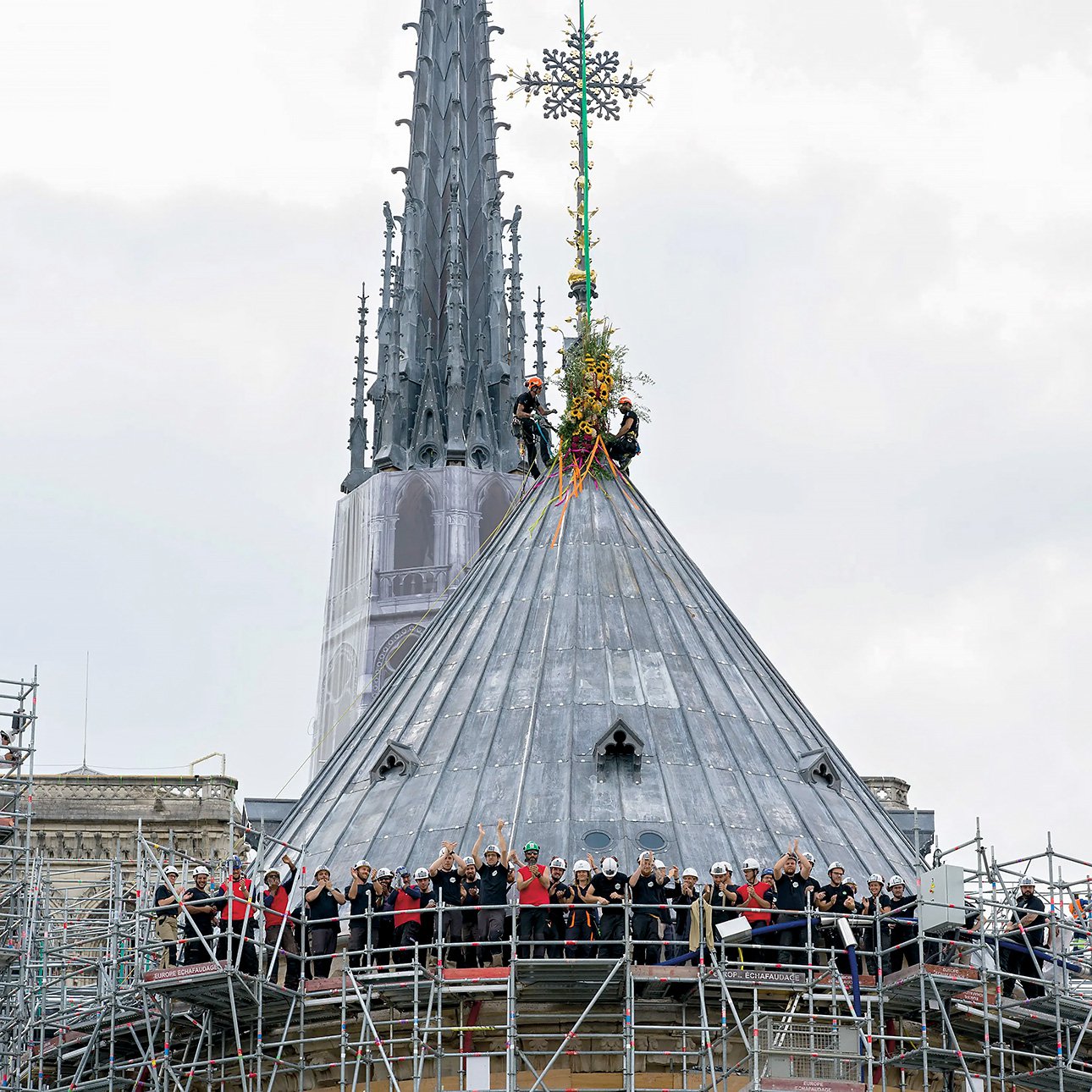 На крышу торжественно водружен крест.  Фото: David Bordes/Rebatir Notre-Dame de Paris