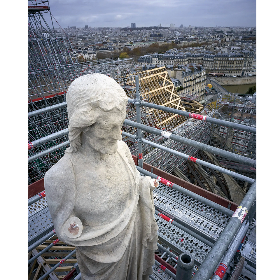 Монтаж скульптур на крыше.  Фото: David Bordes/Rebatir Notre-Dame de Paris