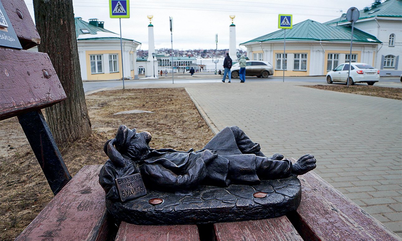 Миниатюрная скульптура зайца-зимогора из маршрута «Мазайские зайцы».  Фото: Проект «Мазайские зайцы»