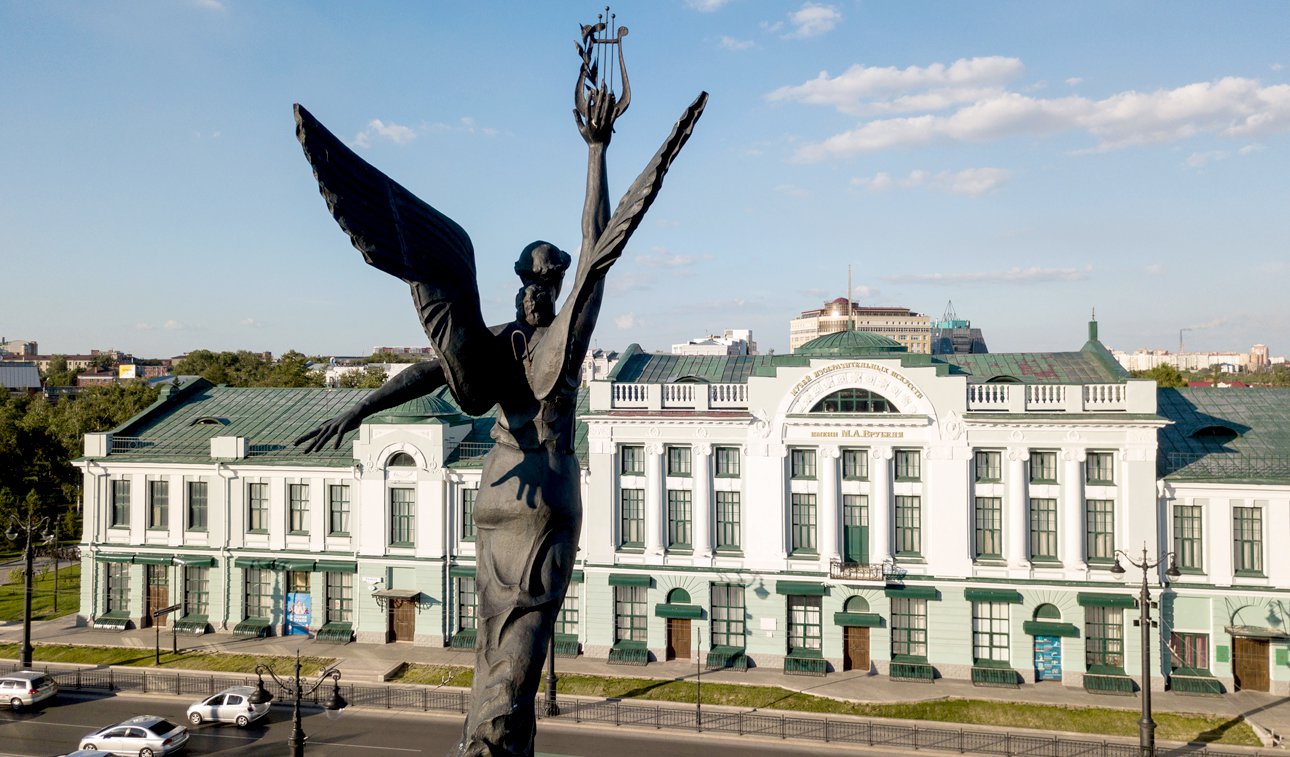 Музей имени М.А.Врубеля. На первом плане — скульптура «Крылатый гений» на фронтоне Омского академического театра драмы.  Фото: Алексей Мальгавко / РИА Новости