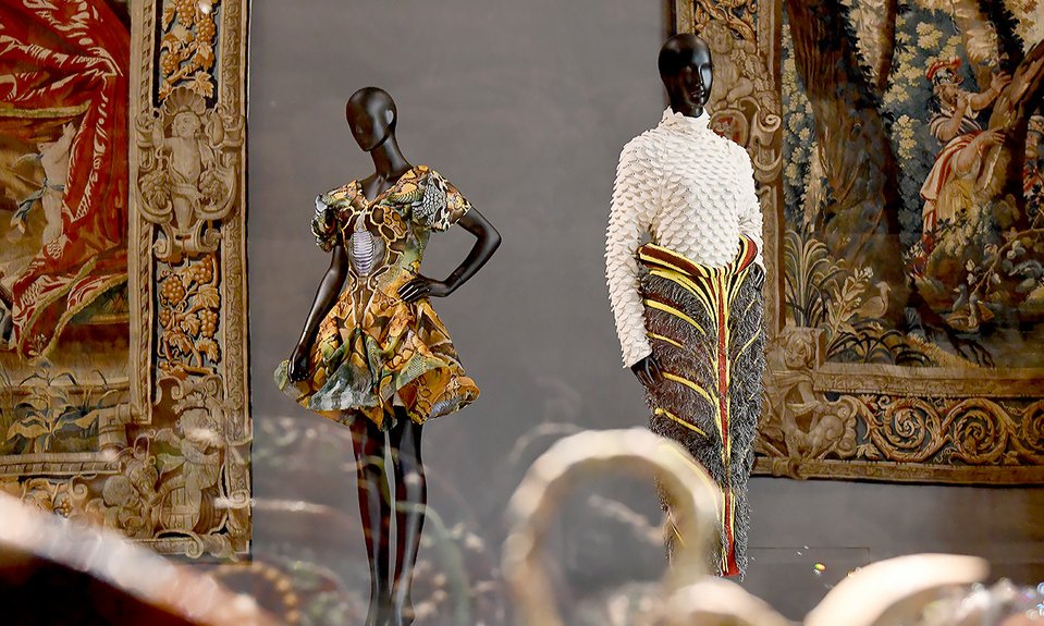 Выставка «Искусство и мода» в Лувре. Alexander McQueen/Bottega Veneta.  Фото: Nicolas Bousser /Musée du Louvre