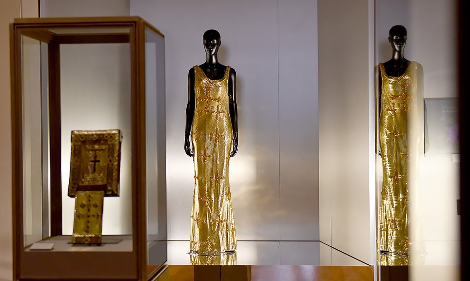 Выставка «Искусство и мода» в Лувре. Versace.  Фото: Nicolas Bousser /Musée du Louvre