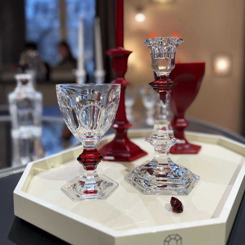 Бокал Baccarat Harcourt Love и подсвечник Baccarat из коллекции Harcourt.  Фото: Baccarat