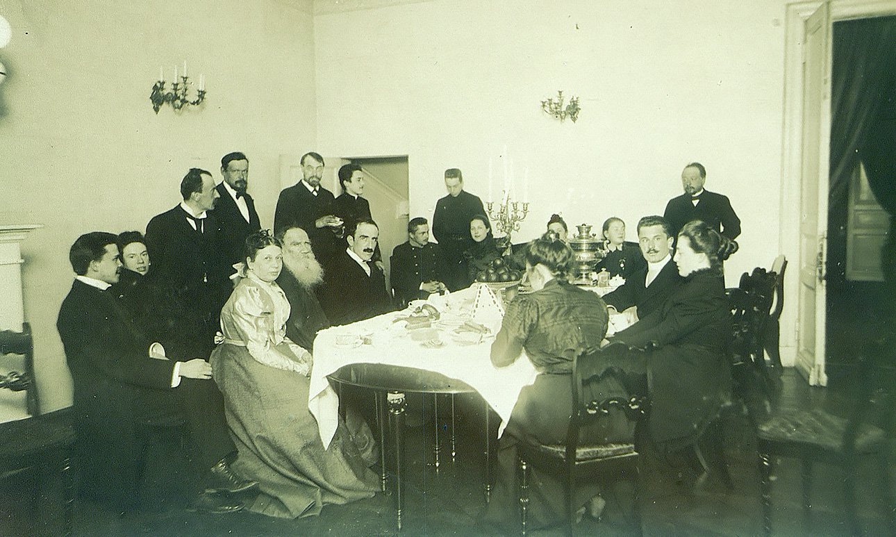 Лев Толстой с родными и гостями в столовой. Пасхальное чаепитие. 1898. Фотография П.В. Преображенского.  Фото: Государственный музей Л. Н. Толстого