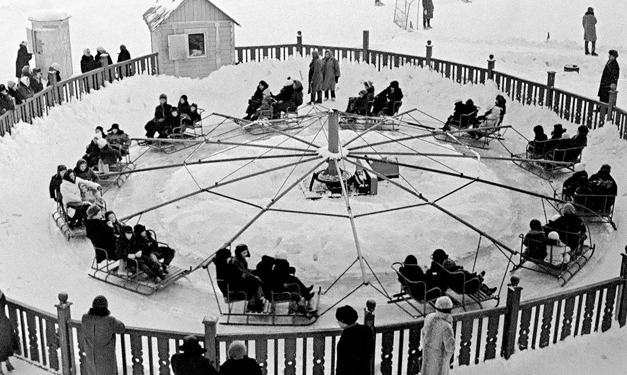 Катание на карусели в ЦПКиО им. Горького. Фотограф С. Соловьев. 1966.  фото: Главархив Москвы