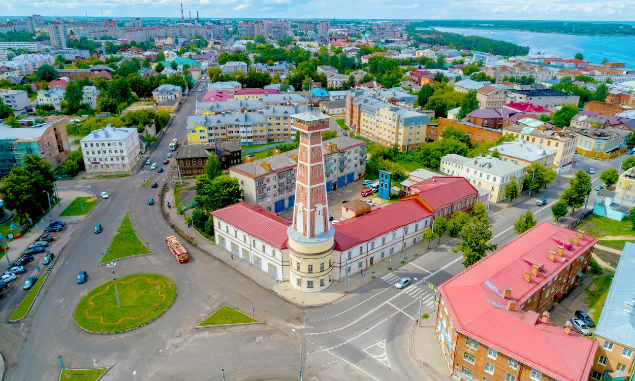 Вид на центр города и Волгу. На переднем плане — пожарная каланча (1912).  Фото: Виктор Карасев / Фотобанк Лори