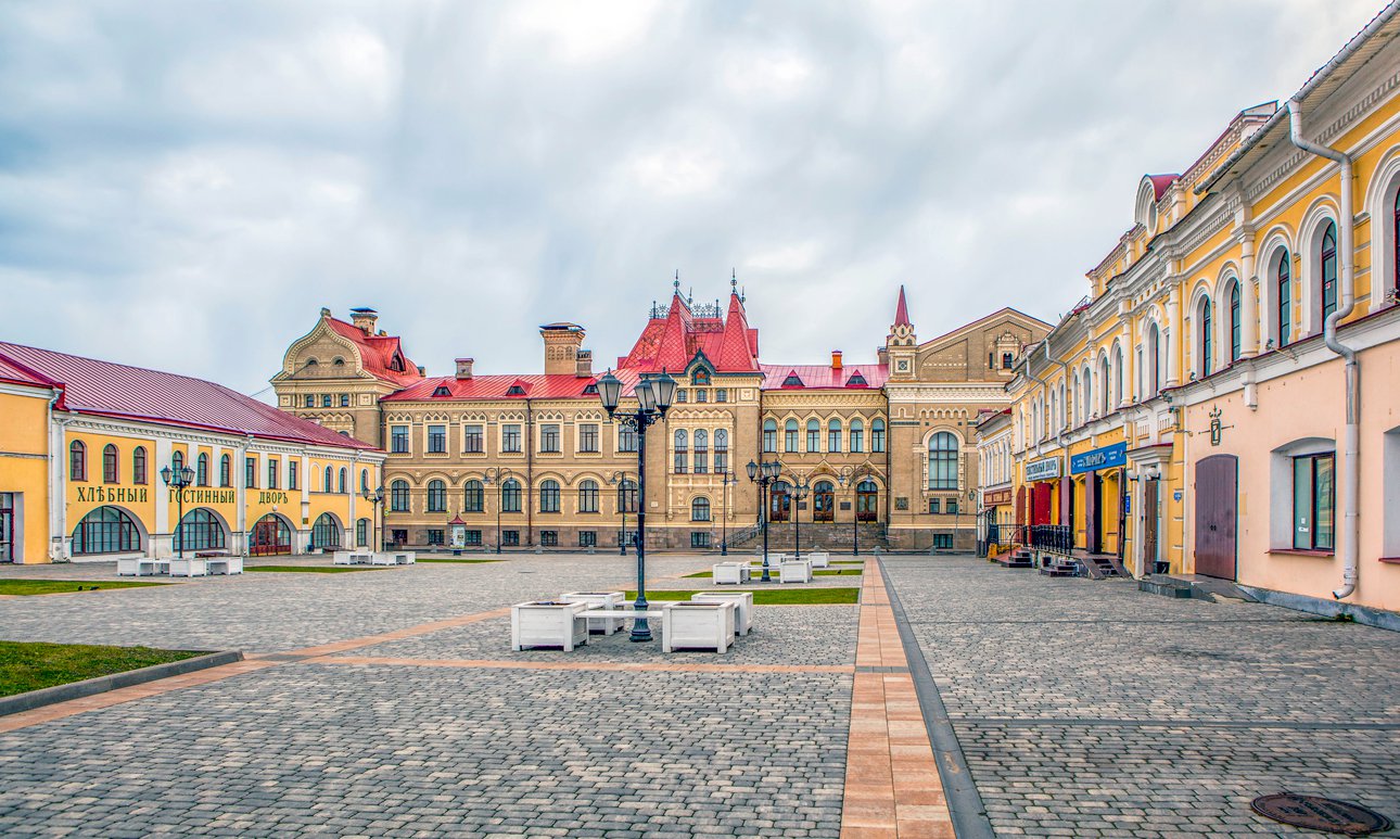 Красная площадь и Новая хлебная биржа (Рыбинский музей-заповедник).  Фото: Сергей Афанасьев / Фотобанк Лори