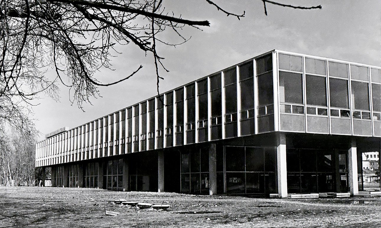 Кафе «Времена года» в ЦПКиО им. М.Горького. Фото 1968–1970 годов.  Фото: АЛЬМАНАХ «АРХИТЕКТУРНОЕ ТВОРЧЕСТВО СССР. ПРОБЛЕМЫ И СУЖДЕНИЯ», 1973