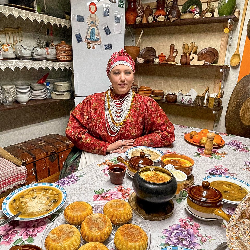 Татьяна Регуш потчует гостей в своем Музее кухни и говóри. Фото: Екатерина Серых