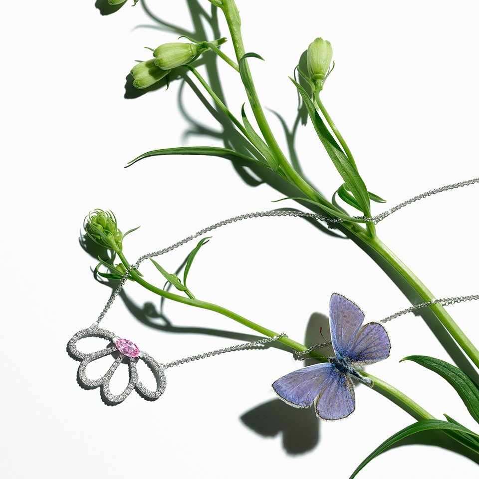 Главный визуальный символ коллекции Petals — половина полевого цветка.  Фото: ALROSA Diamonds