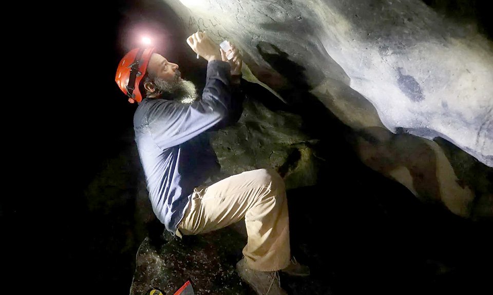 Археолог Рениэль Родригес Рамос и геофизик Анхель А.Акоста-Колон обследовали карстовые пещеры на Ла-Исла-Гранде, главном острове Пуэрто-Рико.  Фото: Reniel Rodríguez Ramos/University of Puerto Rico at Utuado