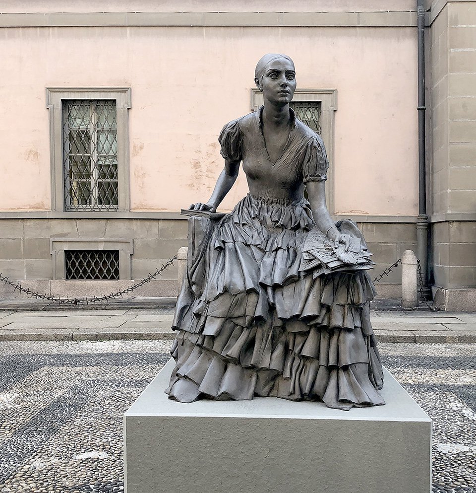 Памятник Кристине Тривульцио Бельджойозо (1808–1871) работы Джузеппе Бергоми (2021) — первая статуя в Милане, посвященная женщине как исторической фигуре.  Фото: Congolandia.g/Wikimedia