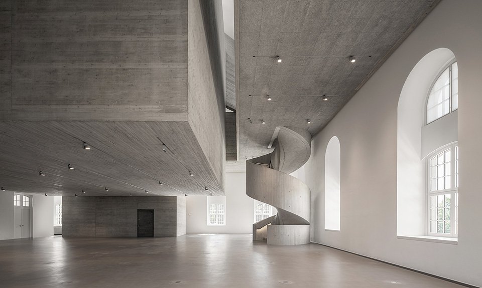 Внутри особняка теперь размещается гигантский подвесной бетонный куб.  Фото: Klemens Renner/Archiv der Avantgarden, SKD