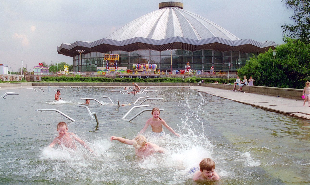 Купание в фонтане у цирка на Проспекте Вернадского. 1997. Фото: Борис Кавашкин/ТАСС