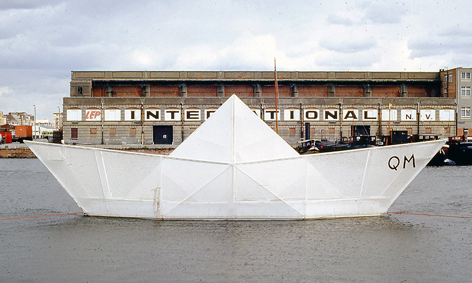 Работа Джордж Уайлли «Бумажный кораблик» (1989) — огромное судно из бумаги, которое было спущено на воду на реке Клайд и отправилось в турне по США.  Фото: The Wyllieum
