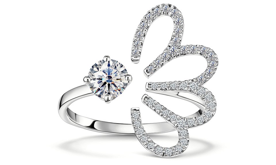 Разомкнутое кольцо с круглым бриллиантом.  Фото: ALROSA Diamonds