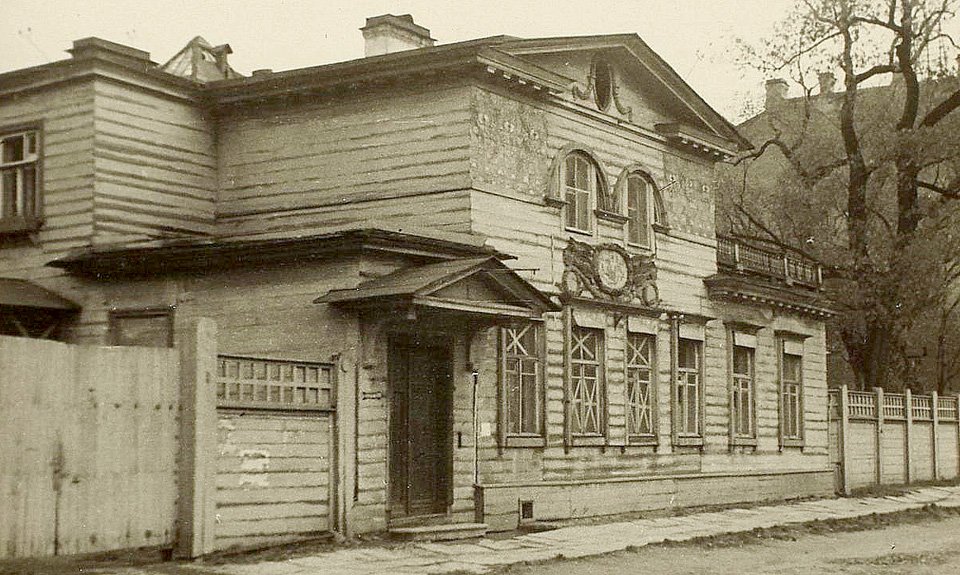 Вид дома с 12-й линии ВО. 1942.  Фото: КГИОП