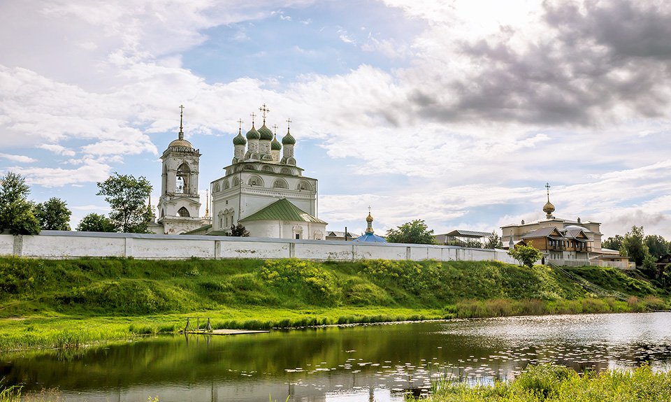 Свято-Богоявленский мужской монастырь с восточной стороны. Мстёра. Фото: Елена Орининская / Фотобанк Лори