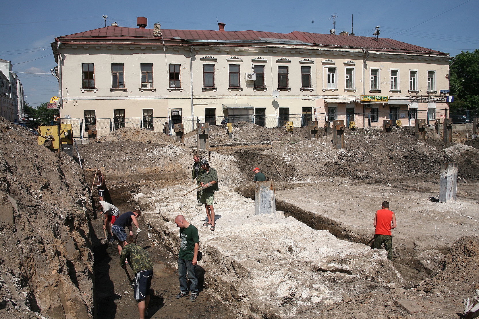 Фрагмент белого города. Белый город Хохловская площадь. Белая стена Хохловская площадь. Город Москва Хохловская площадь. Стены белого города XVI века на Хохловской площади.